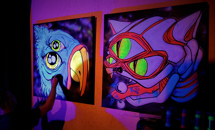 live black light artist vinni kiniki 