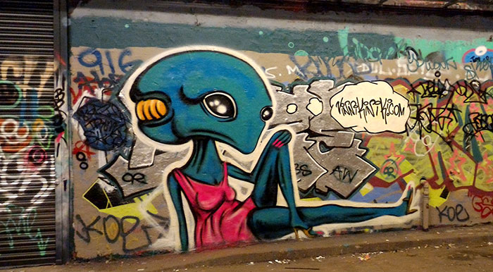 sexy alien girl graffiti by artist Vinni Kiniki