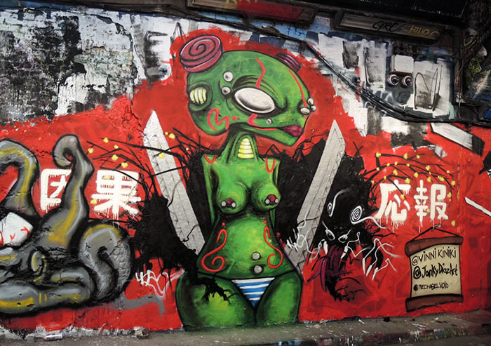 Alien warrior queen graffiti by vinni kiniki