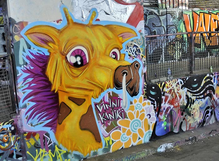 giraffe graffiti vinni kiniki art London