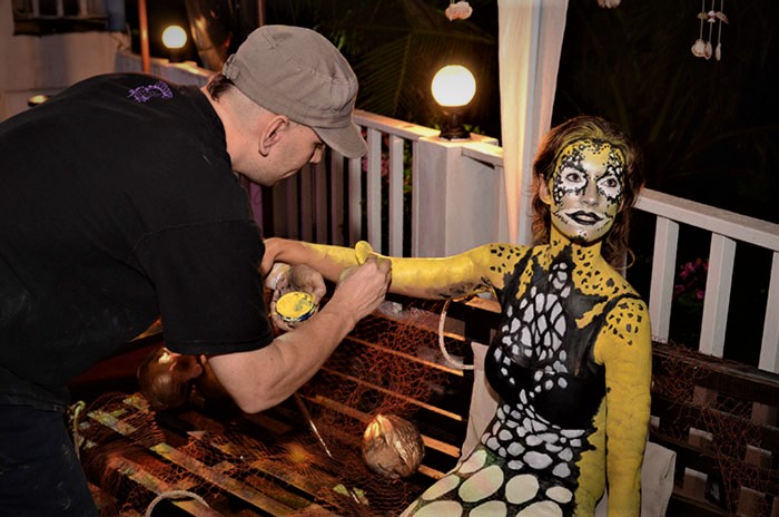 vinni kiniki body painting a mermaid