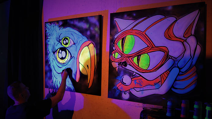 Live black light artist vinnikiniki