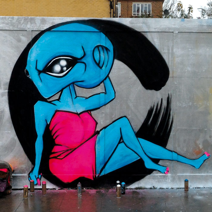 alien graffiti enso zen pose