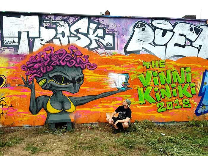 graffiti medusa alien street art mural by Vinni Kiniki