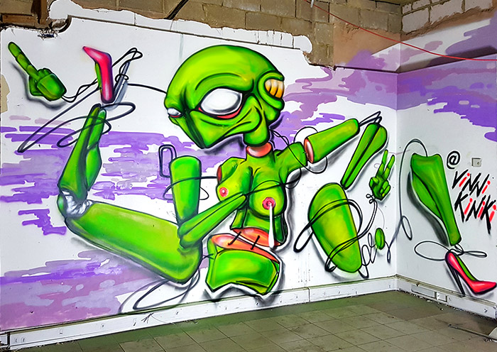 vinnikiniki alien girl graffiti