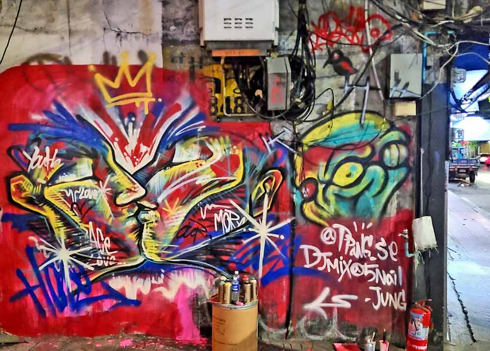 Ppangse street art kissing mural painted during Fat Hamster & KANG New performance at Hugs Songwat Bangkok