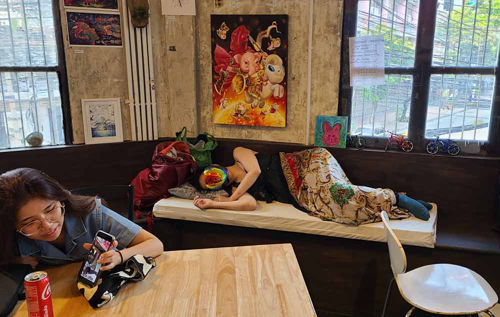 Japanese Calligraphy and Performance artist Maiko Uwabami taking 5 or still in performance mode at Hugs Songwat for The Hechyeomoyeo Volume 5, Bangkok