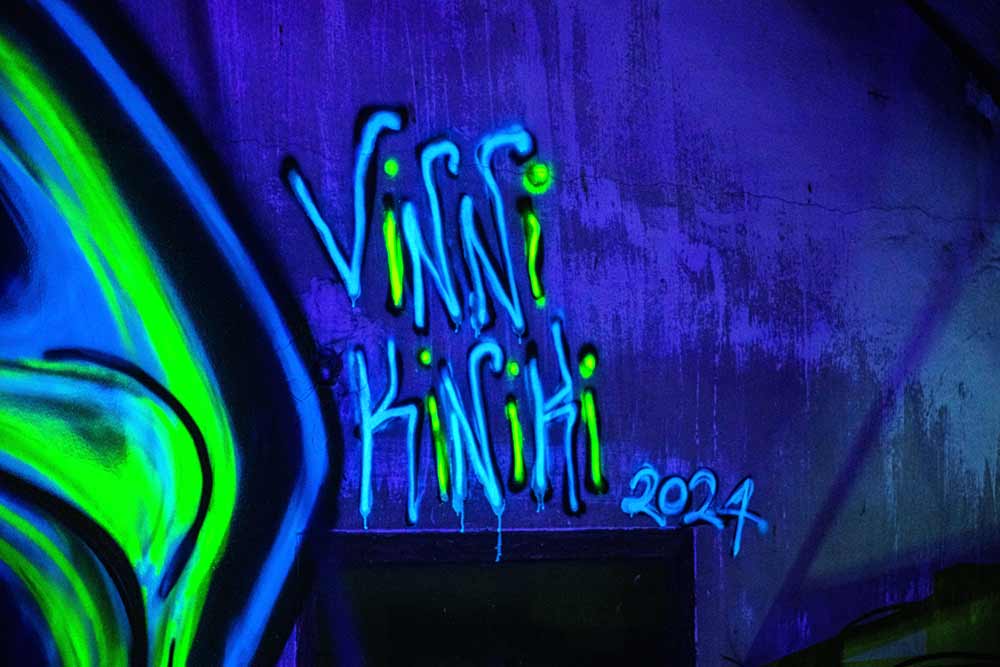 vinni kiniki black light hand style tag spray paint 
